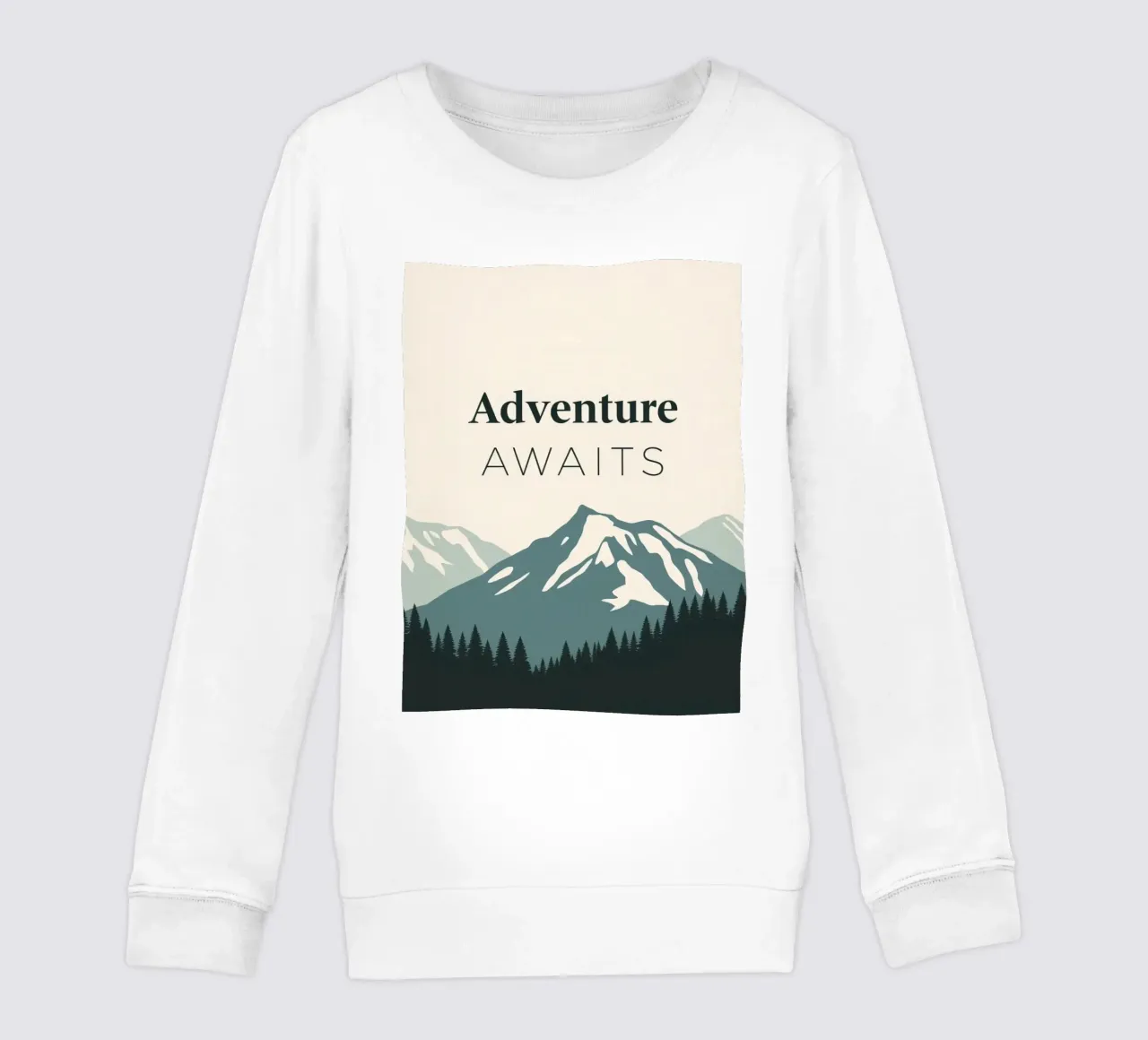 Arte di montagne e alberi con testo 'Adventure Awaits' (L'avventura ti aspetta) felpa bambino da DesignDoodle