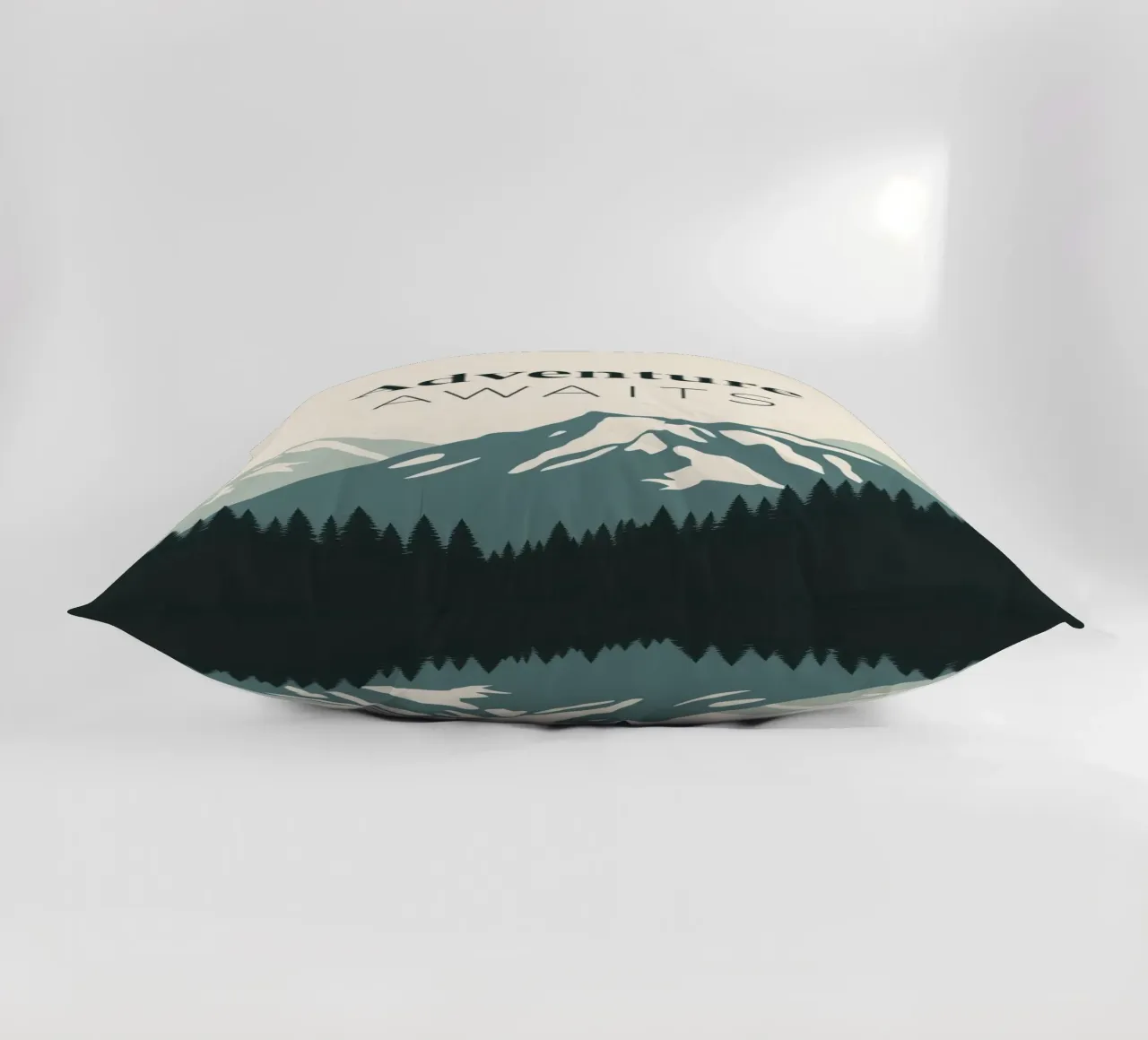 Arte di montagne e alberi con testo 'Adventure Awaits' (L'avventura ti aspetta) cuscino da DesignDoodle