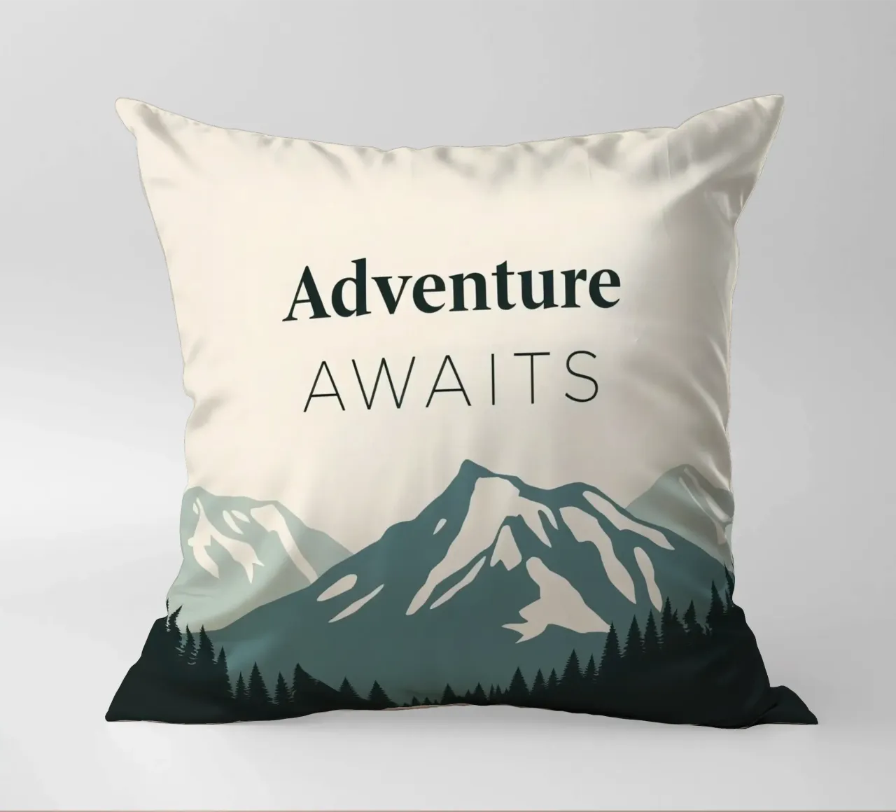 Arte di montagne e alberi con testo 'Adventure Awaits' (L'avventura ti aspetta) cuscino da DesignDoodle