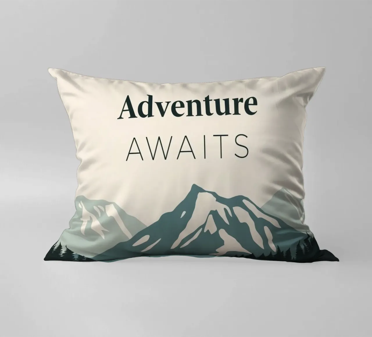 Arte di montagne e alberi con testo 'Adventure Awaits' (L'avventura ti aspetta) cuscino da DesignDoodle