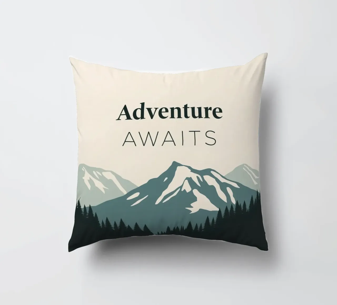 Arte di montagne e alberi con testo 'Adventure Awaits' (L'avventura ti aspetta) cuscino da DesignDoodle