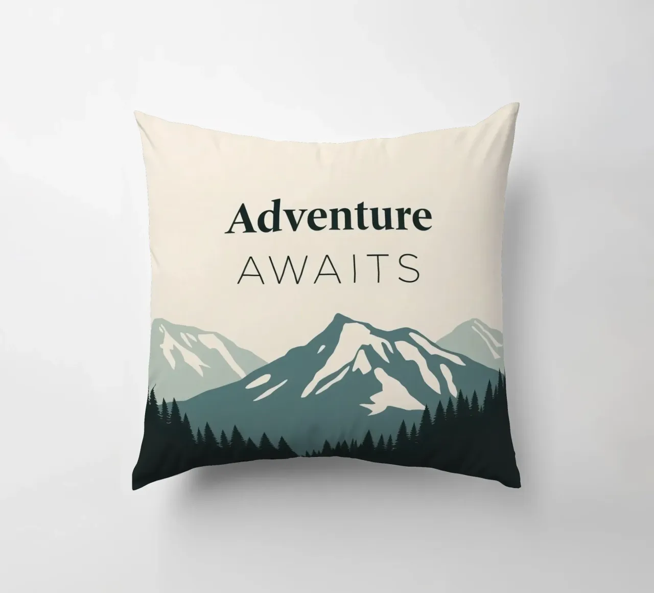 Arte di montagne e alberi con testo 'Adventure Awaits' (L'avventura ti aspetta) cuscino da DesignDoodle