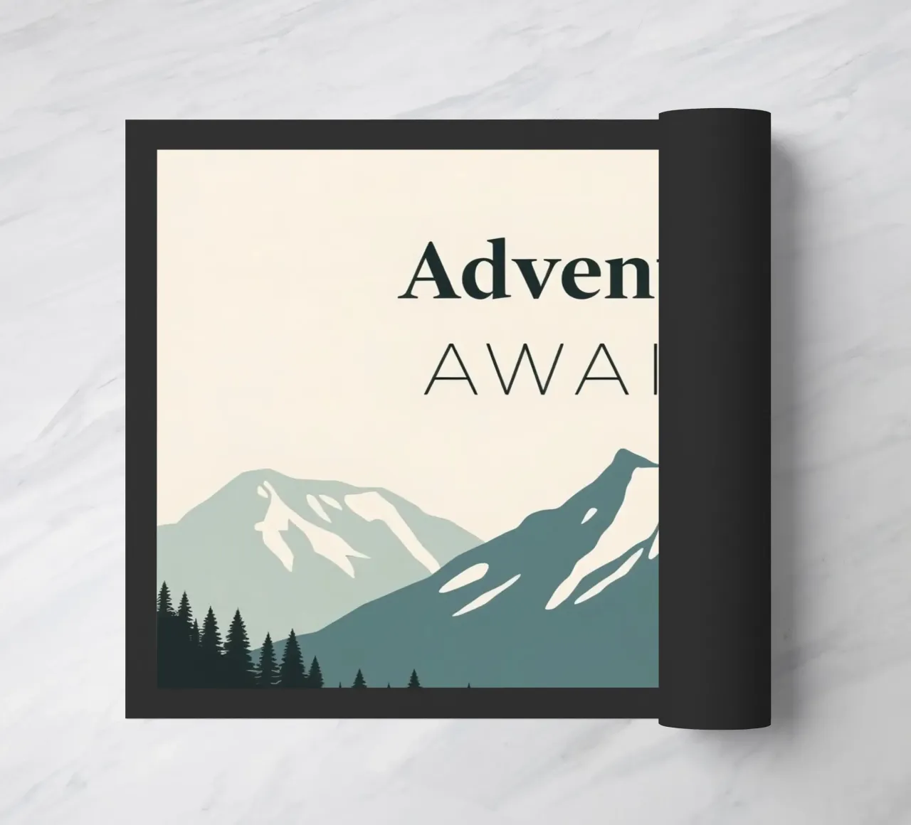 Arte di montagne e alberi con testo 'Adventure Awaits' (L'avventura ti aspetta) zerbino da DesignDoodle