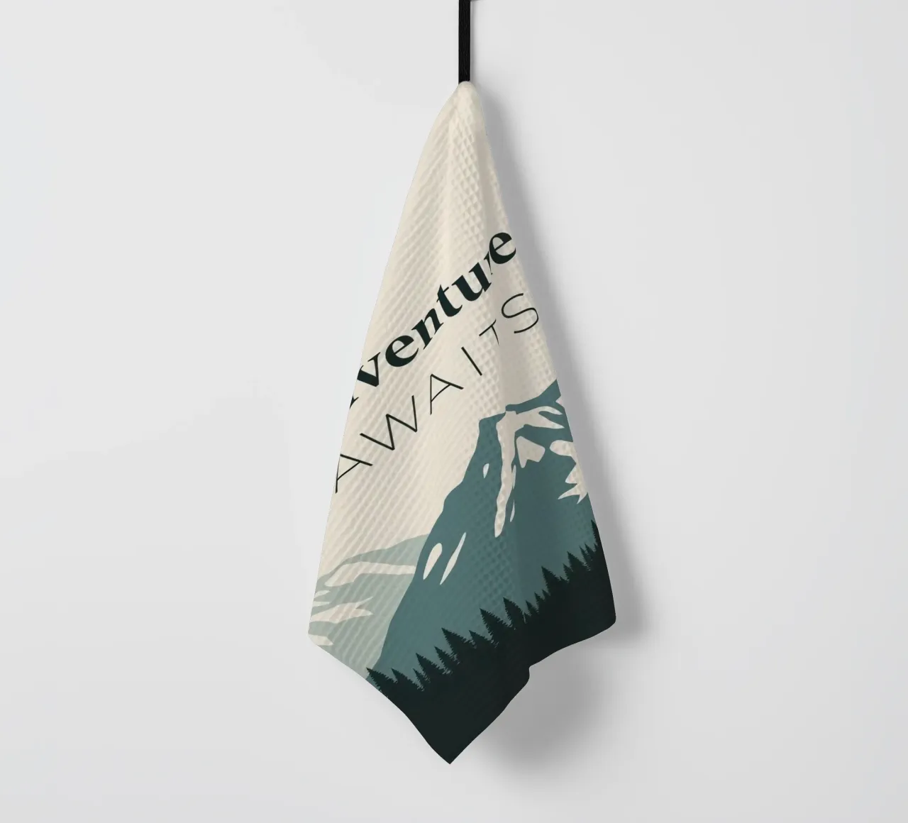 Arte di montagne e alberi con testo 'Adventure Awaits' (L'avventura ti aspetta) canovaccio da cucina da DesignDoodle