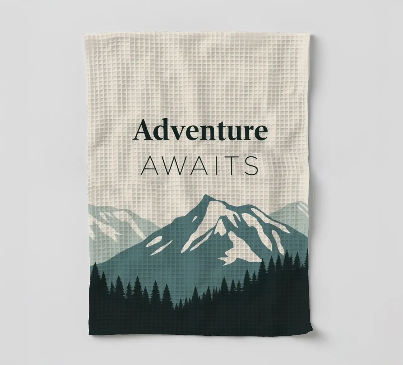 Arte di montagne e alberi con testo 'Adventure Awaits' (L'avventura ti aspetta) canovaccio da cucina da DesignDoodle