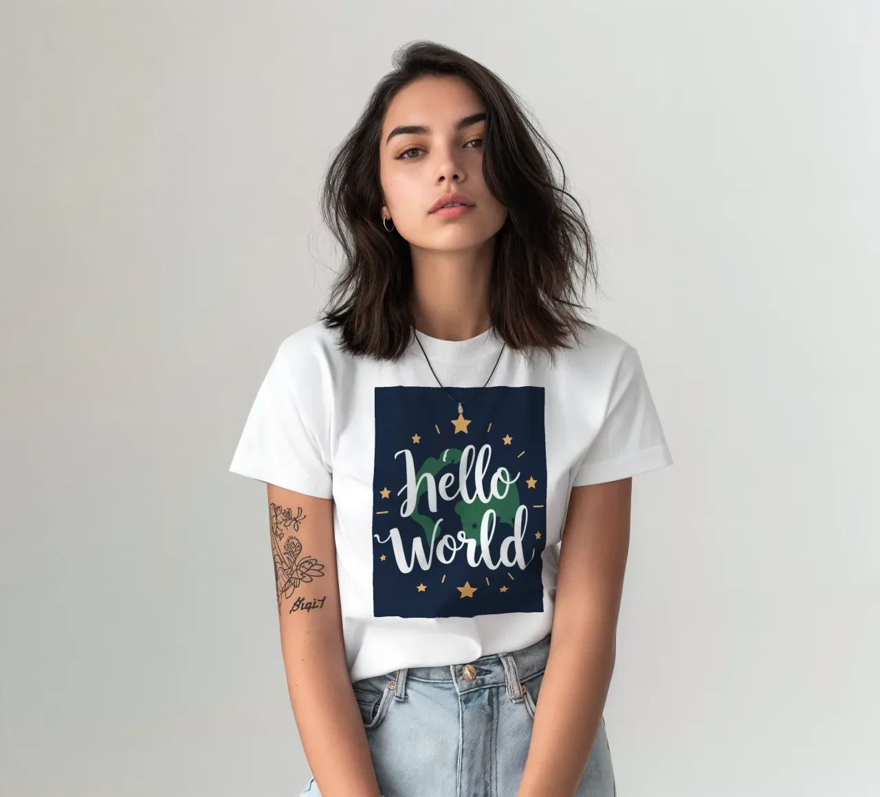 Messaggio "Hello world" con pianeta terra e stelle t-shirt da DesignDoodle