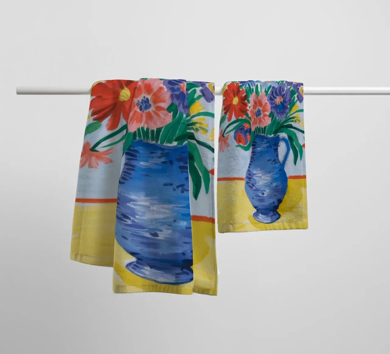 Cornucopia di fiori di cobalto asciugamano da bagno da Tiga Bersama