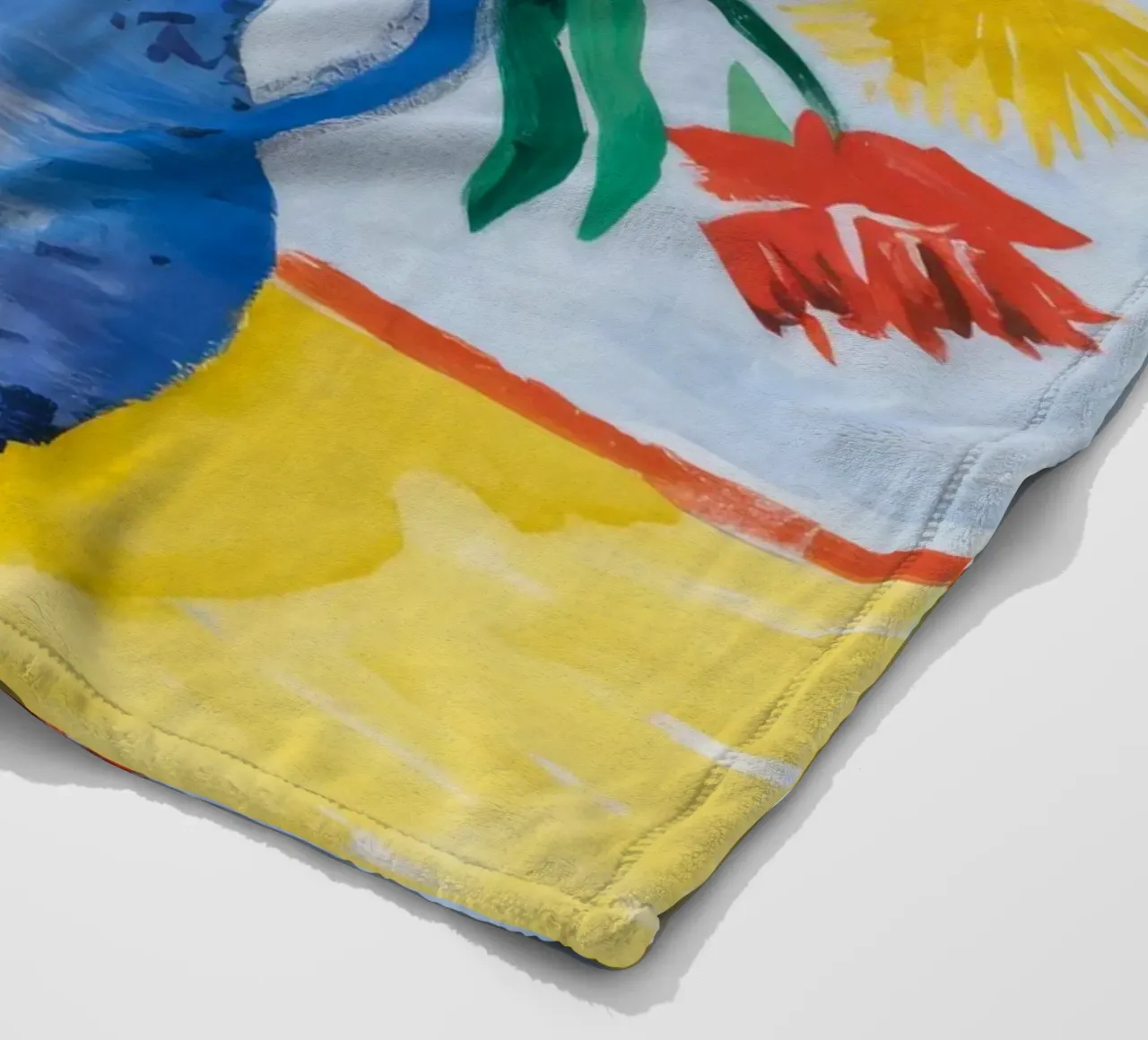 Cornucopia di fiori di cobalto coperta in pile da Tiga Bersama
