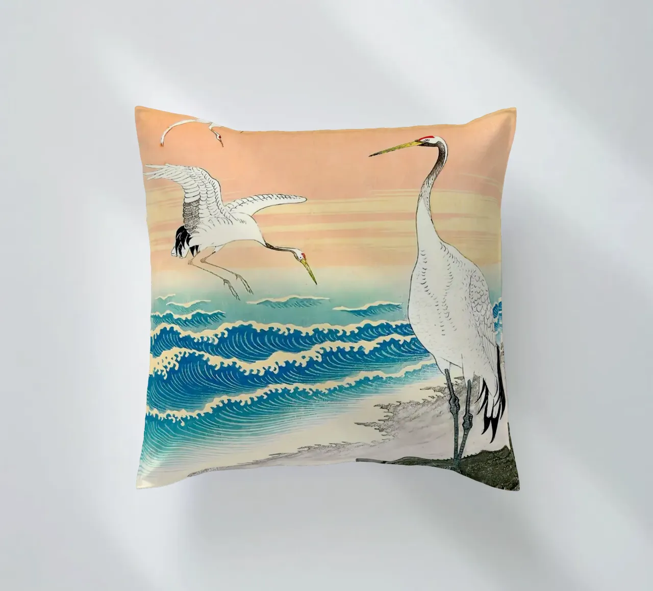 Ukiyo e Egrette sul mare cuscino da BirdShop