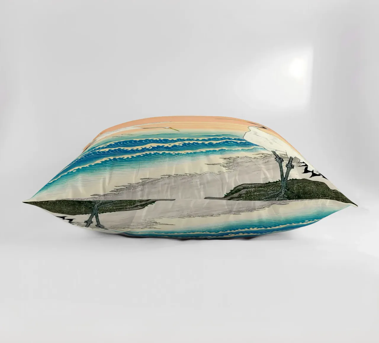 Ukiyo e Egrette sul mare cuscino da BirdShop