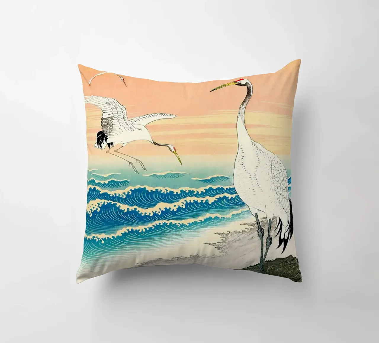 Ukiyo e Egrette sul mare cuscino da BirdShop