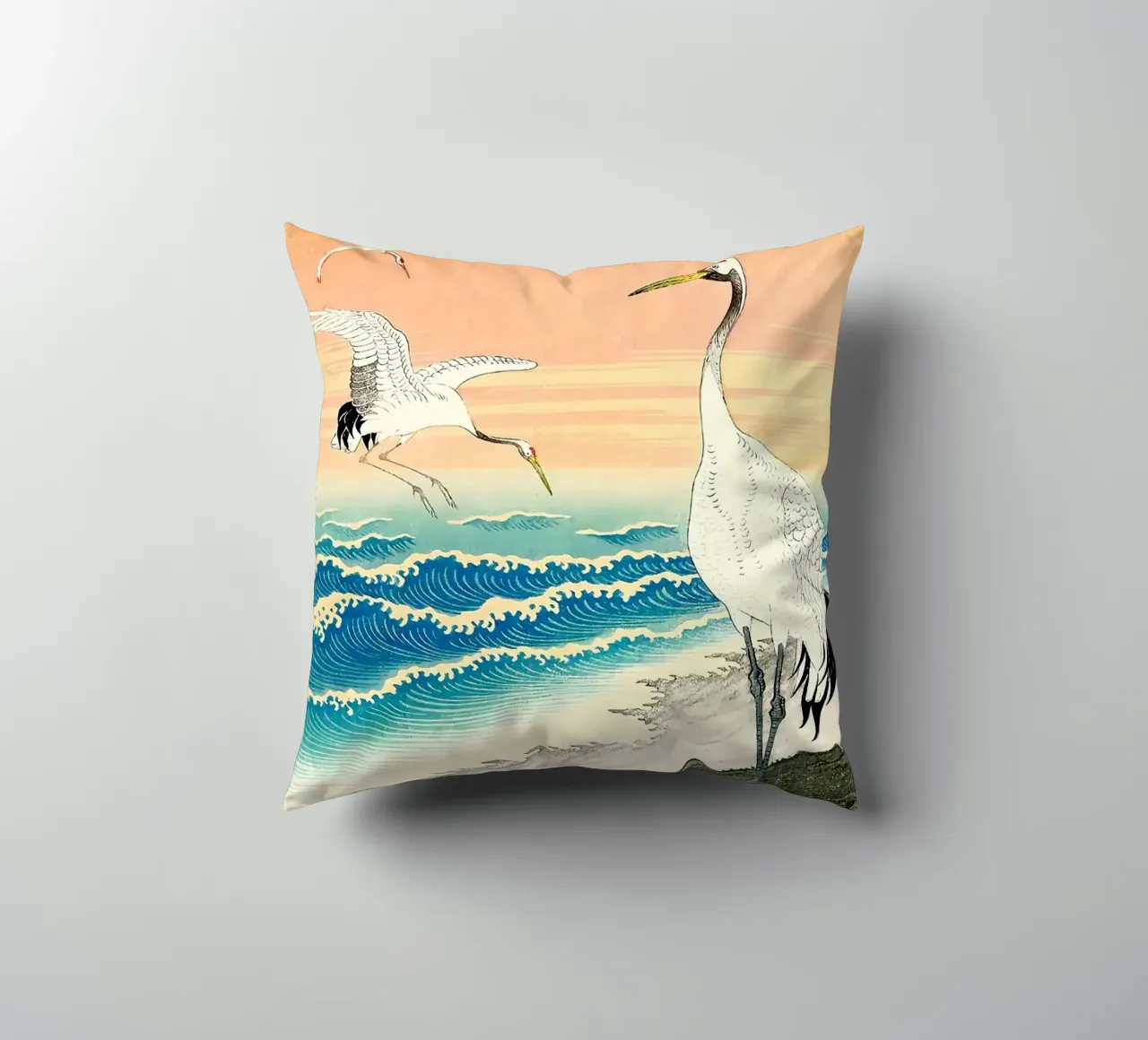 Ukiyo e Egrette sul mare cuscino da BirdShop