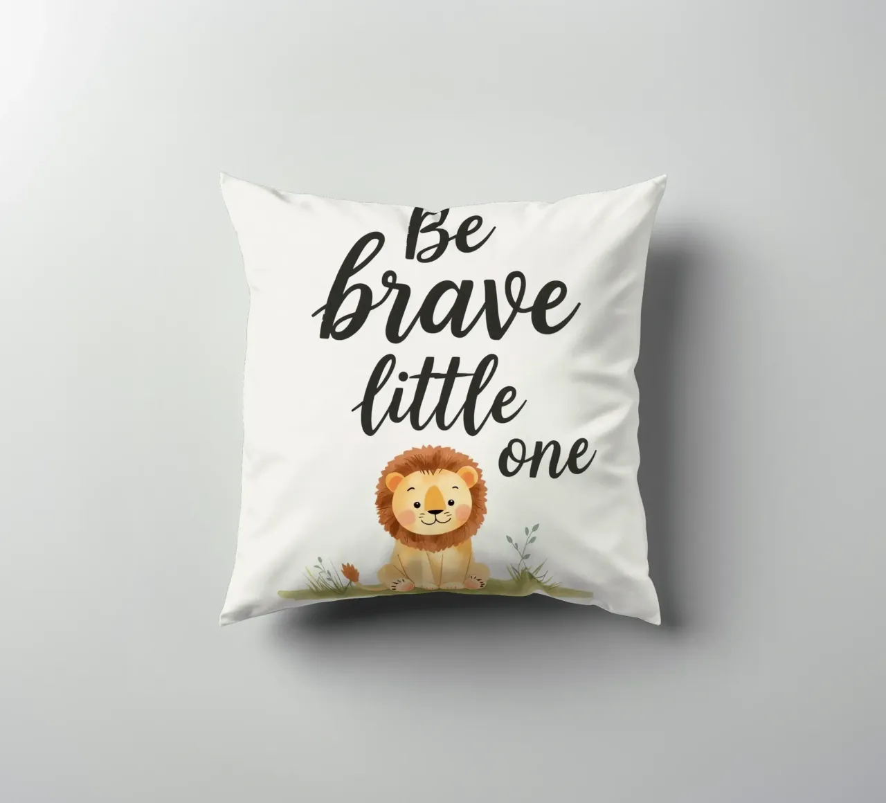 un simpatico cucciolo di leone con 'sii coraggioso piccolo' cuscino da DesignDoodle