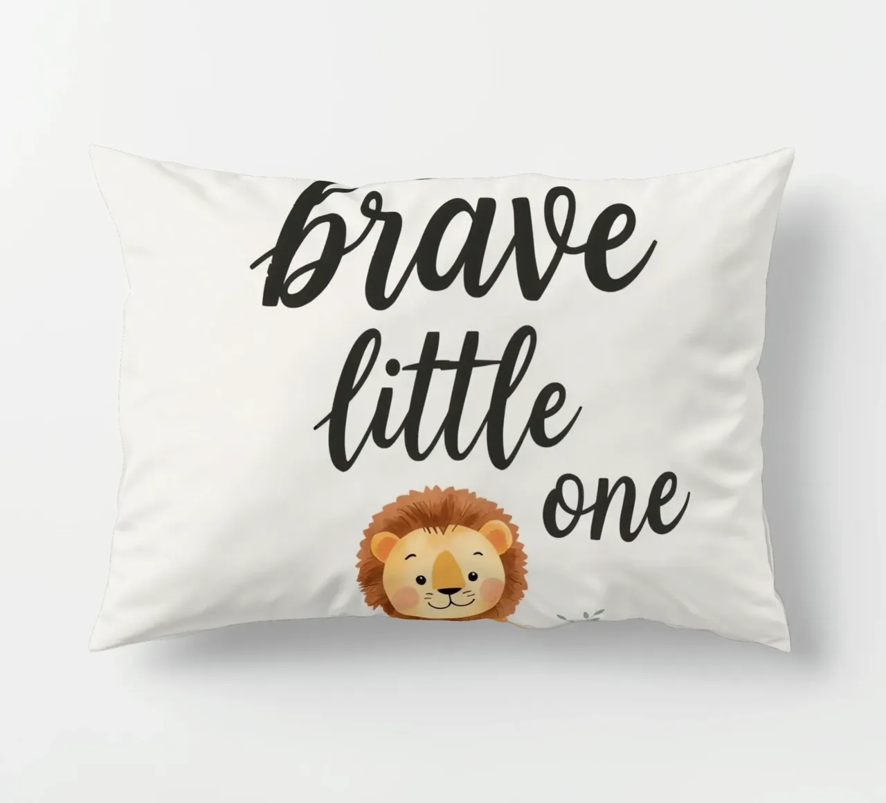 un simpatico cucciolo di leone con 'sii coraggioso piccolo' cuscino da DesignDoodle