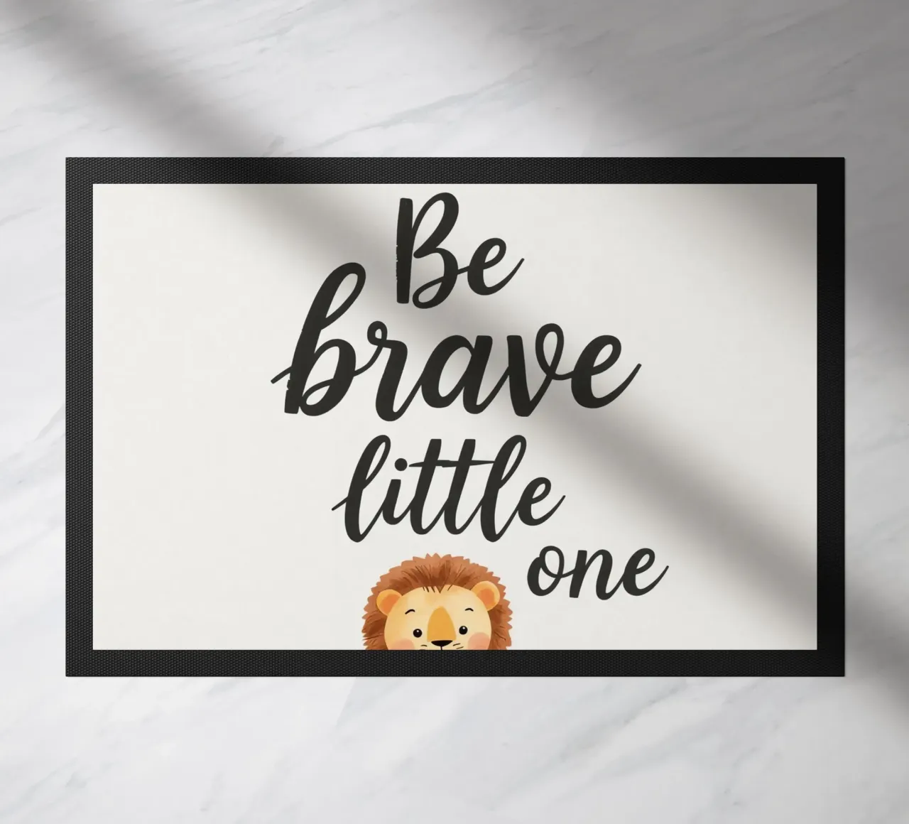 un simpatico cucciolo di leone con 'sii coraggioso piccolo' zerbino da DesignDoodle