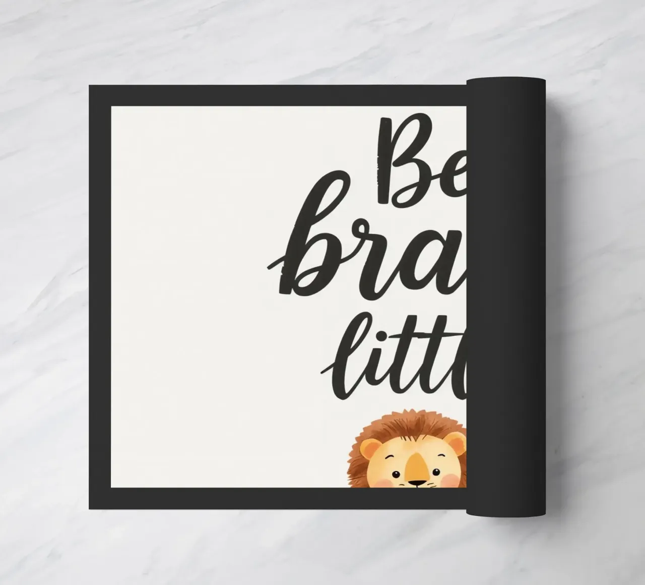 un simpatico cucciolo di leone con 'sii coraggioso piccolo' zerbino da DesignDoodle