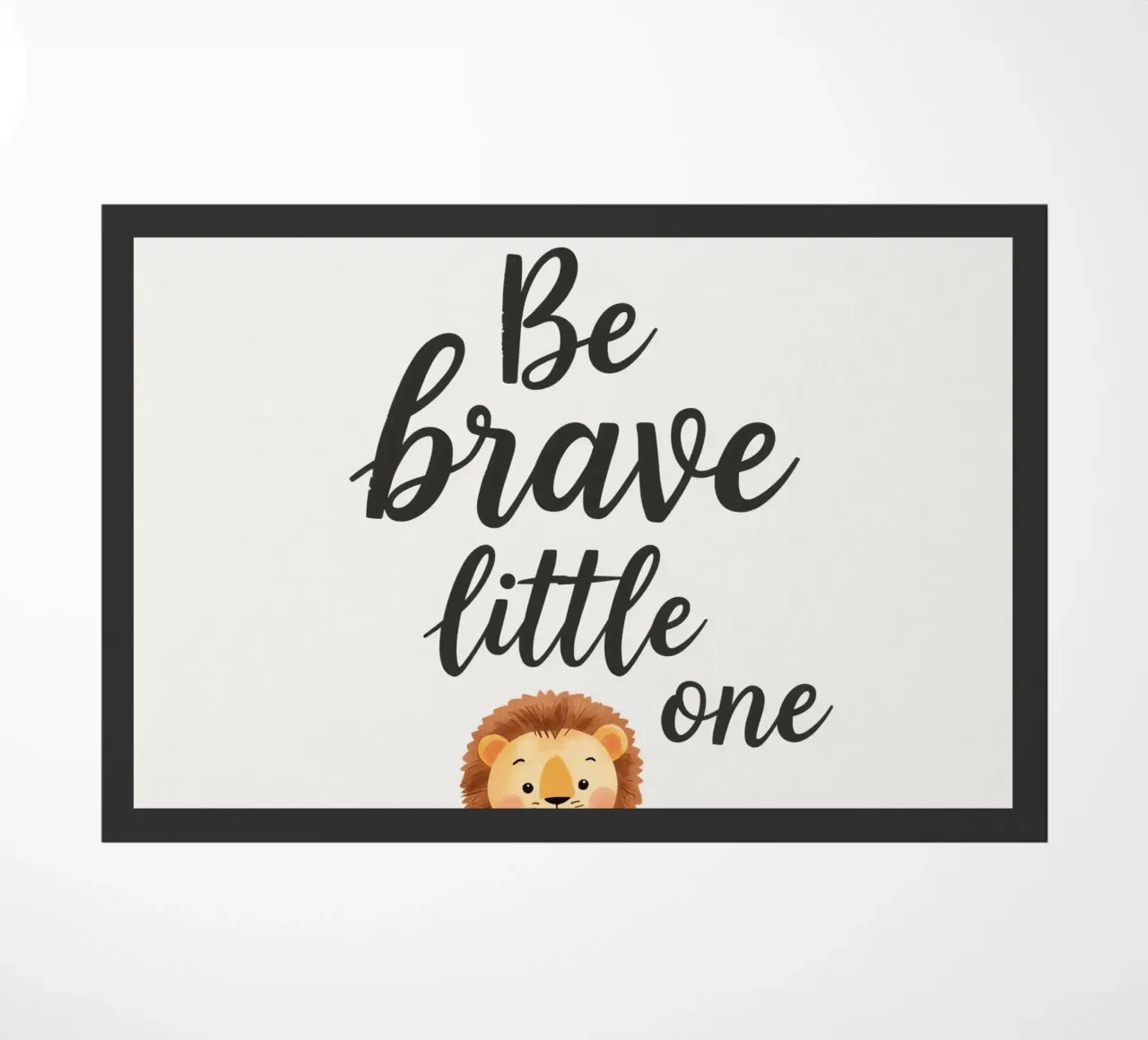 un simpatico cucciolo di leone con 'sii coraggioso piccolo' zerbino da DesignDoodle