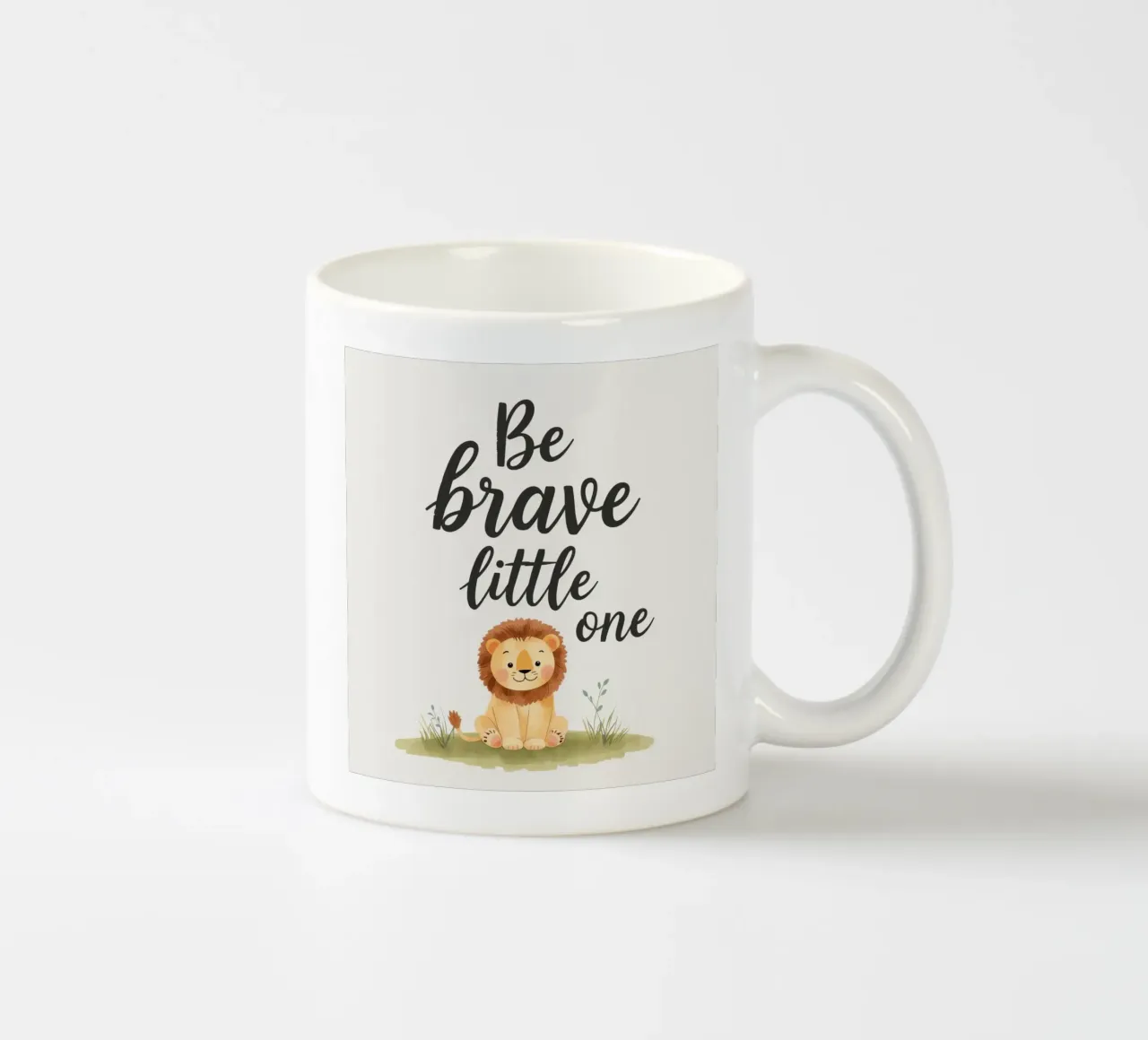 un simpatico cucciolo di leone con 'sii coraggioso piccolo' tazza in ceramica da DesignDoodle