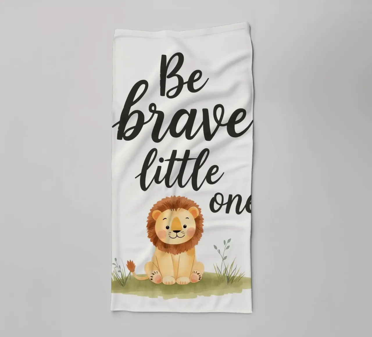 mignon lionceau avec "sois courageux, petit". serviette de bain de DesignDoodle