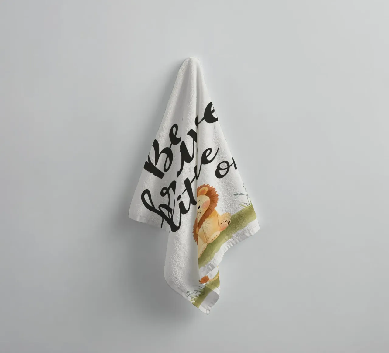 mignon lionceau avec "sois courageux, petit". serviette de bain de DesignDoodle