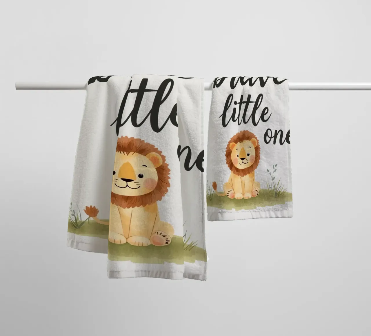 un simpatico cucciolo di leone con 'sii coraggioso piccolo' asciugamano da bagno da DesignDoodle