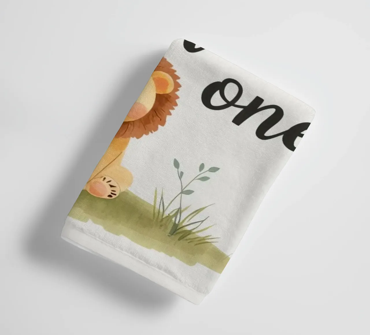 mignon lionceau avec "sois courageux, petit". serviette de bain de DesignDoodle