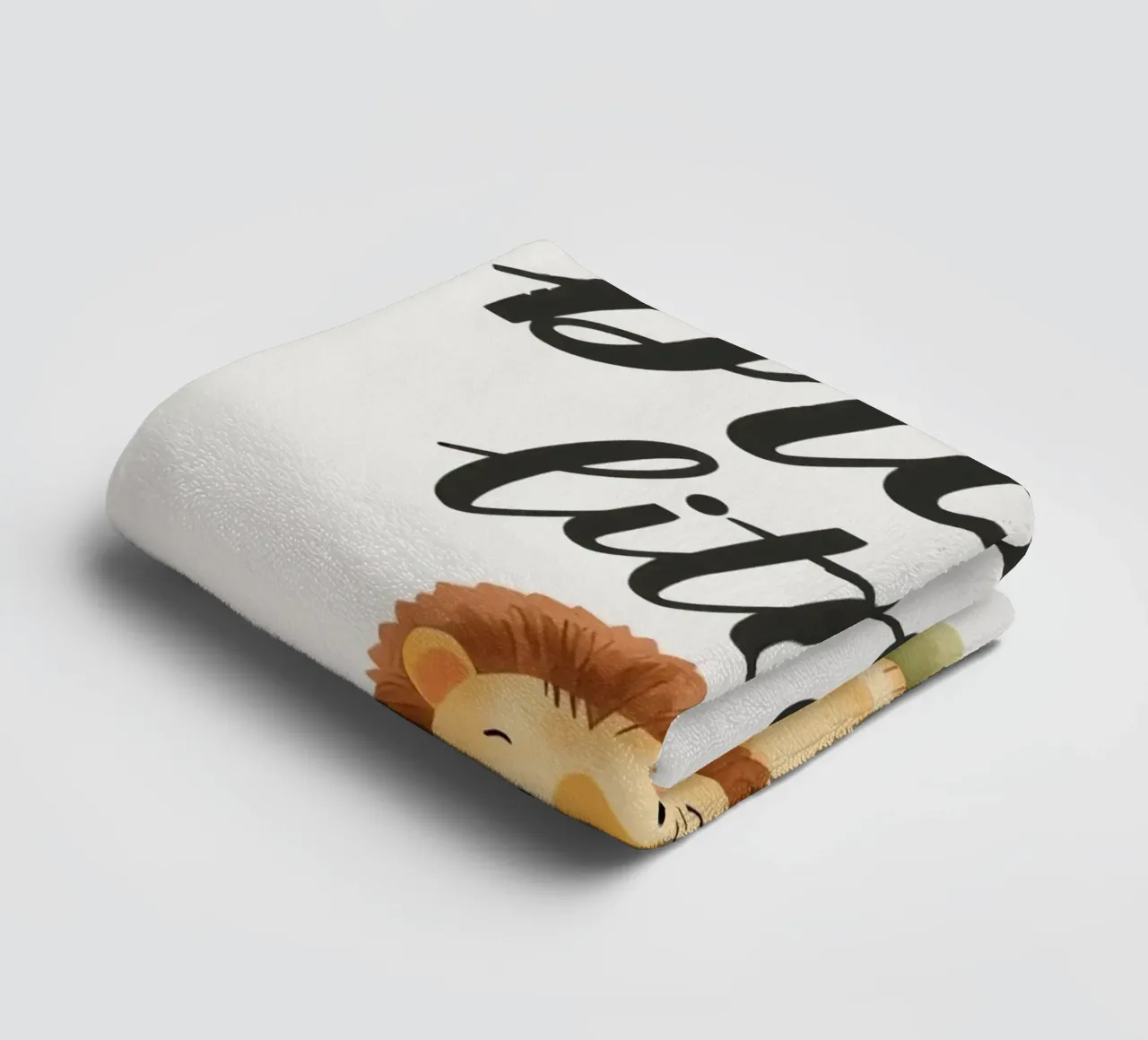 mignon lionceau avec "sois courageux, petit". serviette de bain de DesignDoodle