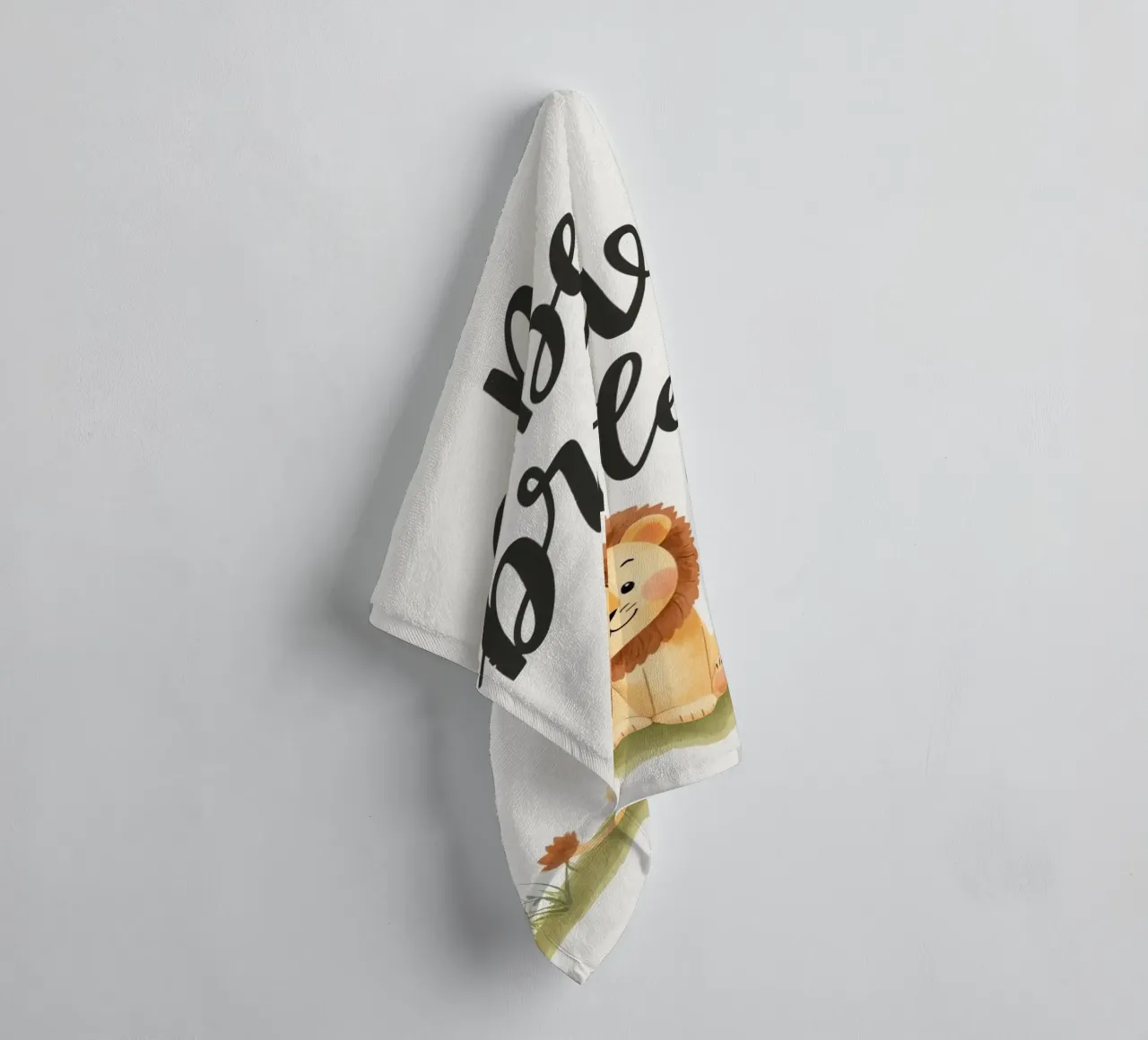 mignon lionceau avec "sois courageux, petit". serviette de bain de DesignDoodle