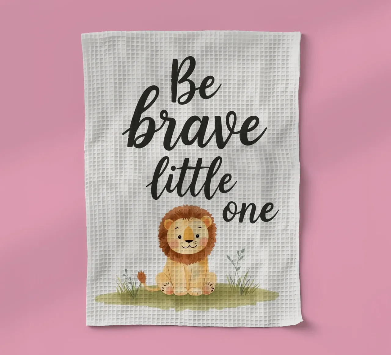 un simpatico cucciolo di leone con 'sii coraggioso piccolo' canovaccio da cucina da DesignDoodle