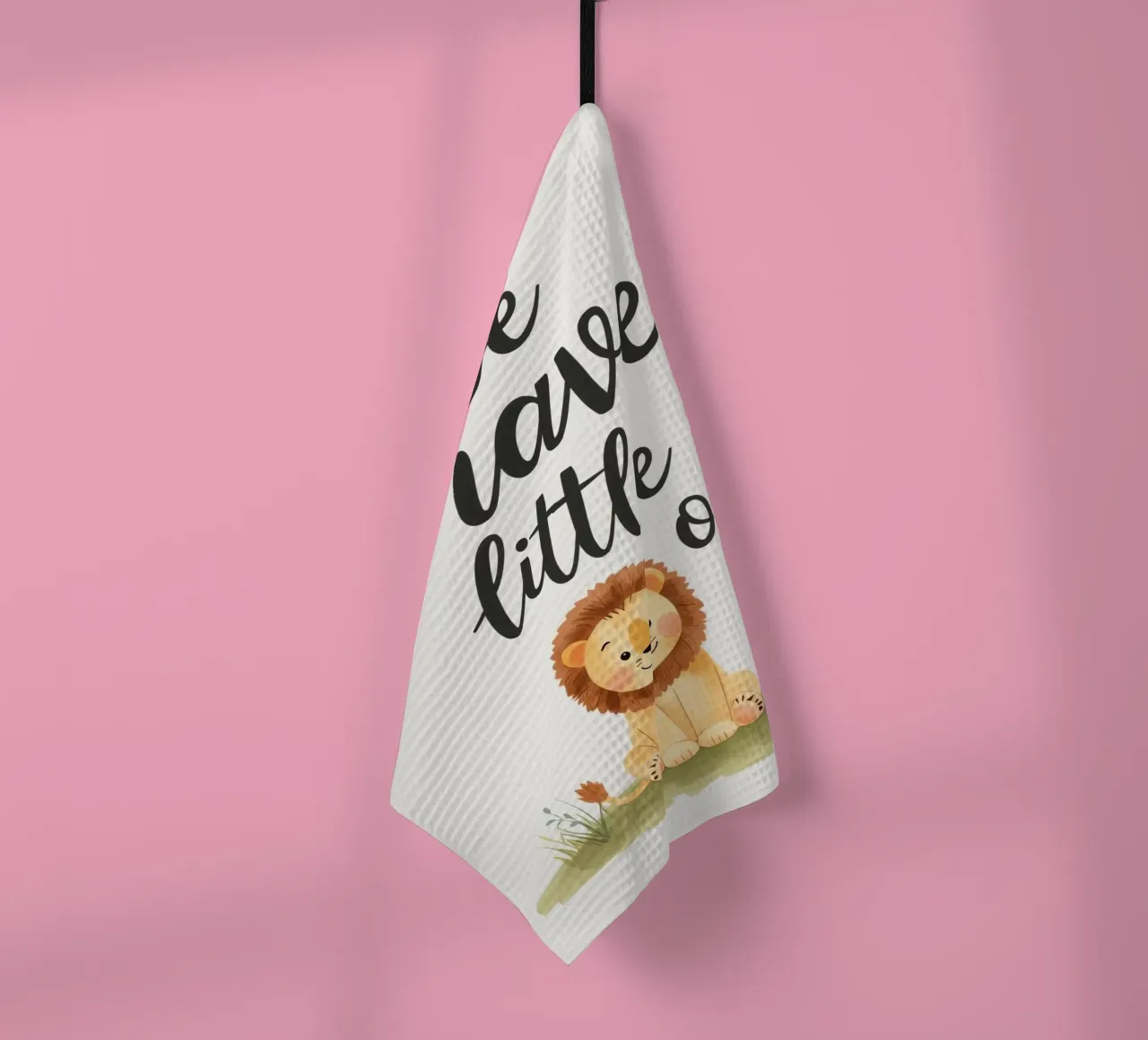 un simpatico cucciolo di leone con 'sii coraggioso piccolo' canovaccio da cucina da DesignDoodle