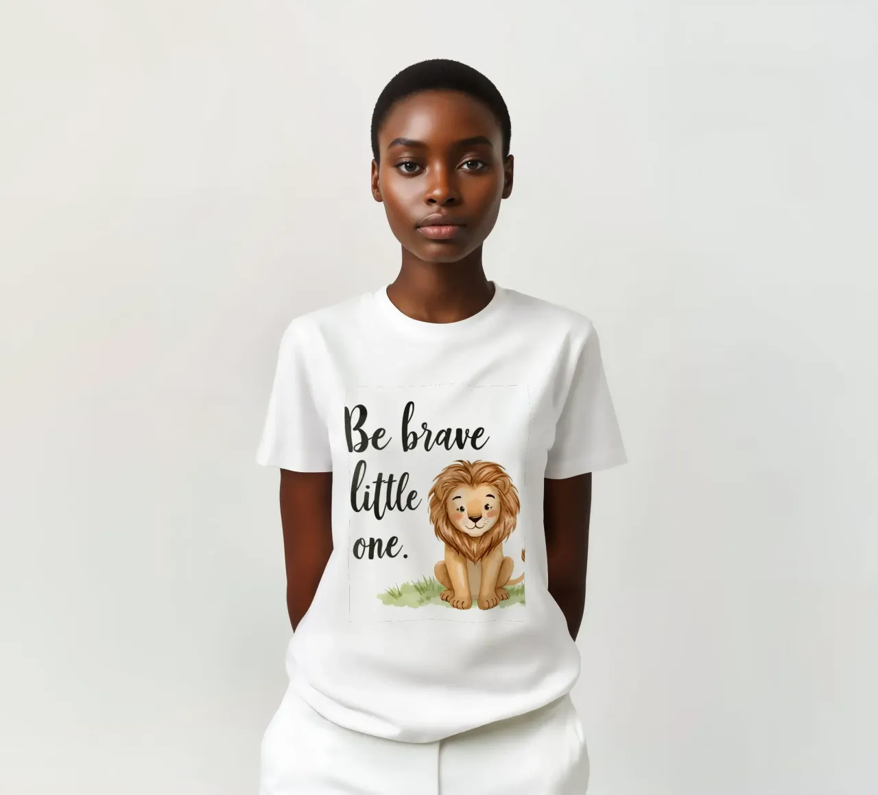 Arte "Be brave little one" con un leone in cartone animato seduto sull'erba t-shirt da DesignDoodle