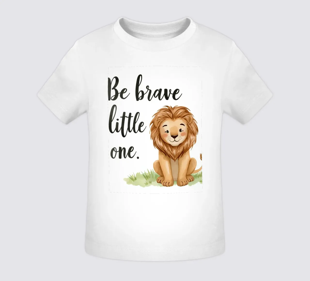 Arte "Be brave little one" con un leone in cartone animato seduto sull'erba maglietta neonato da DesignDoodle