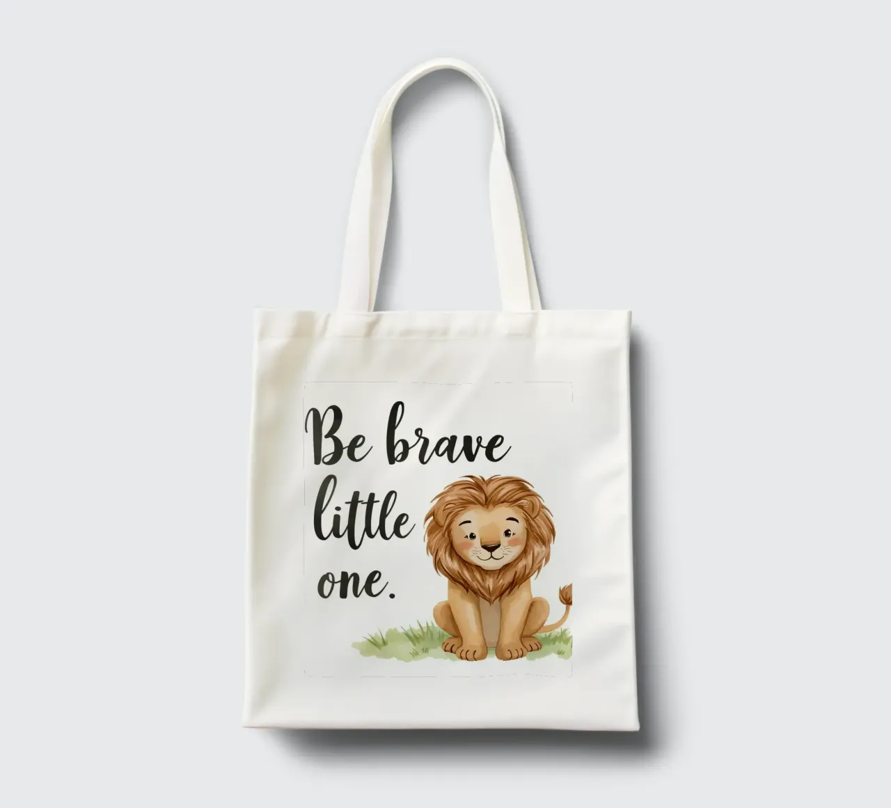 Arte "Be brave little one" con un leone in cartone animato seduto sull'erba borsa in juta da DesignDoodle