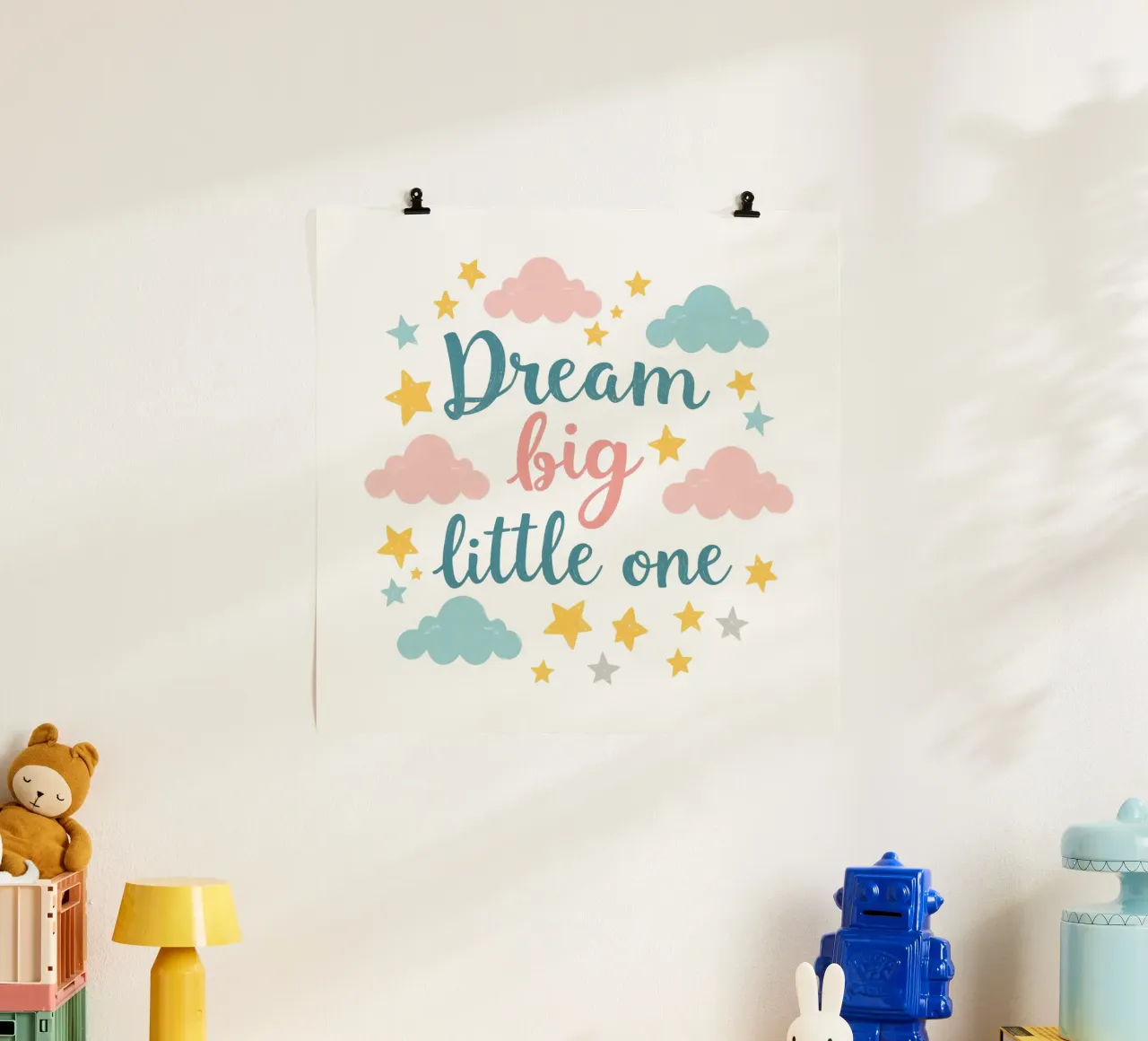 Sogna in grande piccolo testo d'arte circondato da stelle e nuvole poster con telaio in legno da DesignDoodle