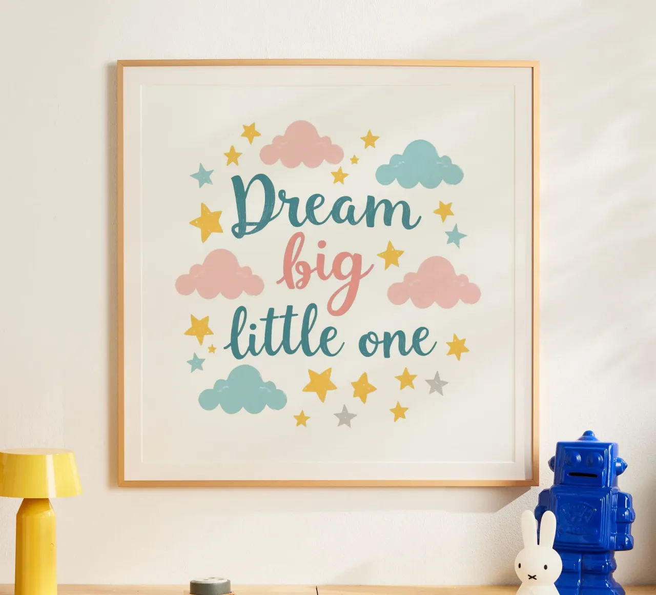Sogna in grande piccolo testo d'arte circondato da stelle e nuvole poster con telaio in legno da DesignDoodle