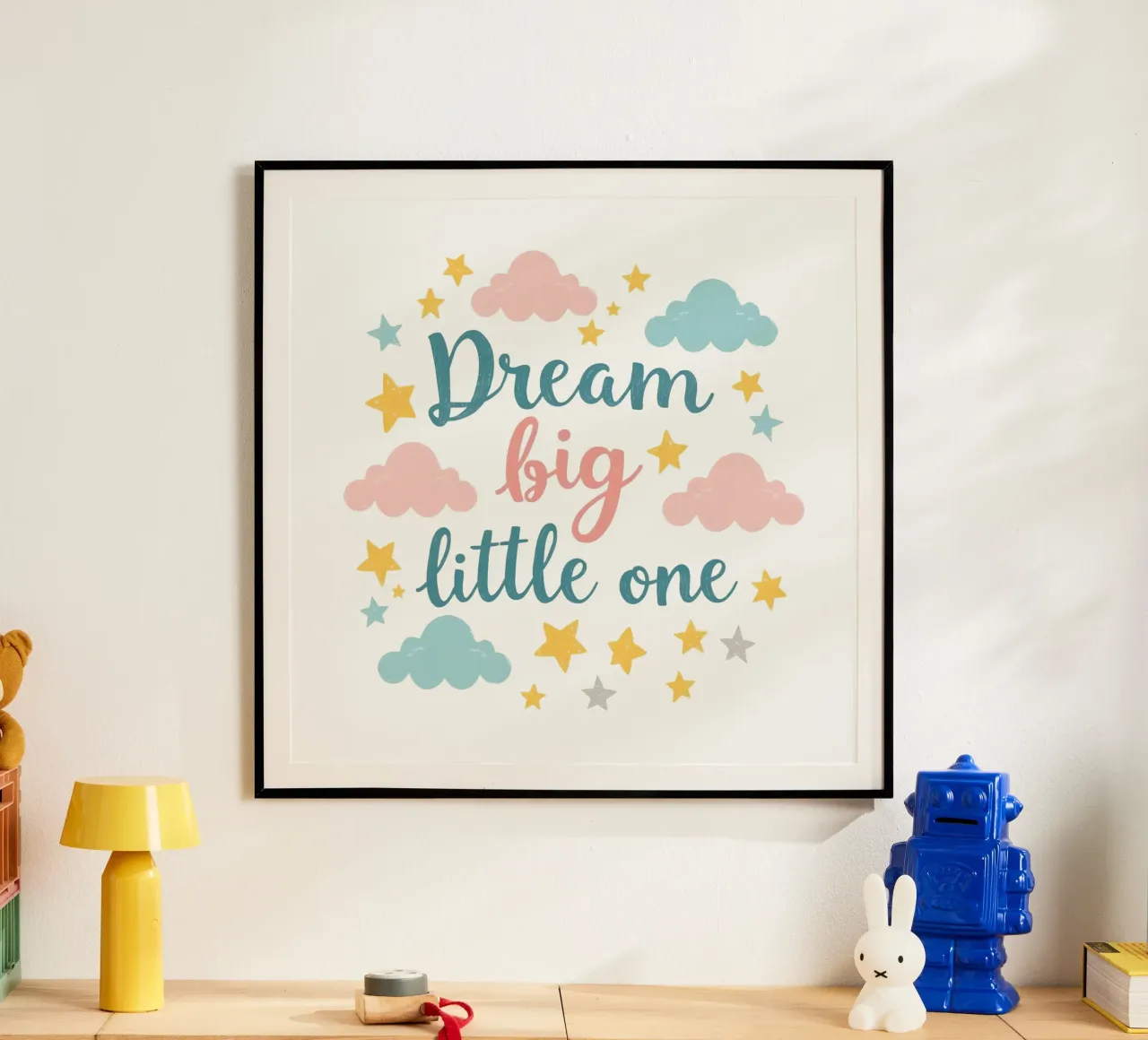 Sogna in grande piccolo testo d'arte circondato da stelle e nuvole poster con telaio in legno da DesignDoodle