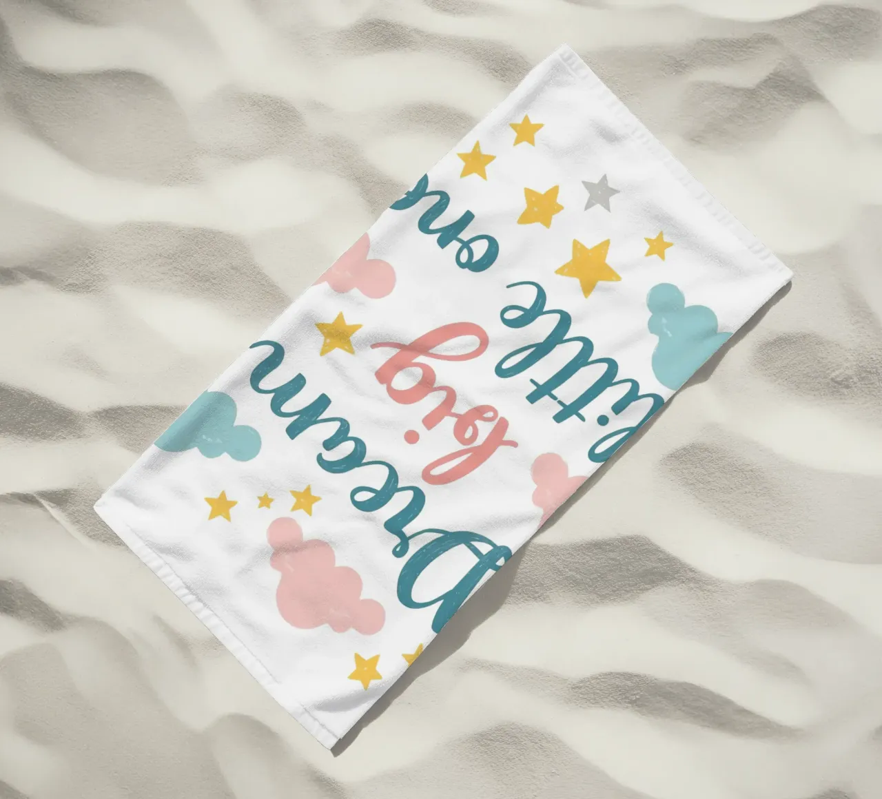 Sogna in grande piccolo testo d'arte circondato da stelle e nuvole telo mare da DesignDoodle