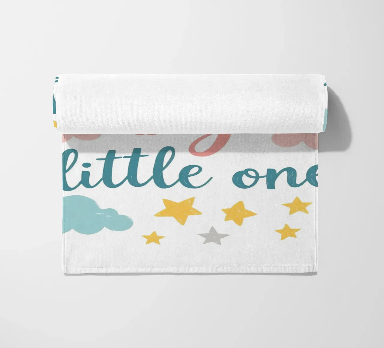 Sogna in grande piccolo testo d'arte circondato da stelle e nuvole telo mare da DesignDoodle