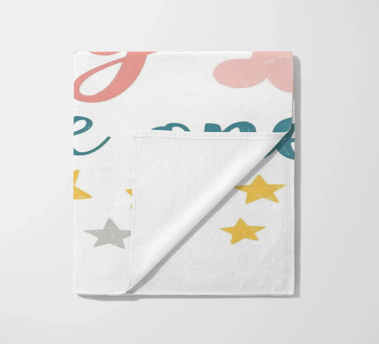 Sogna in grande piccolo testo d'arte circondato da stelle e nuvole telo mare da DesignDoodle