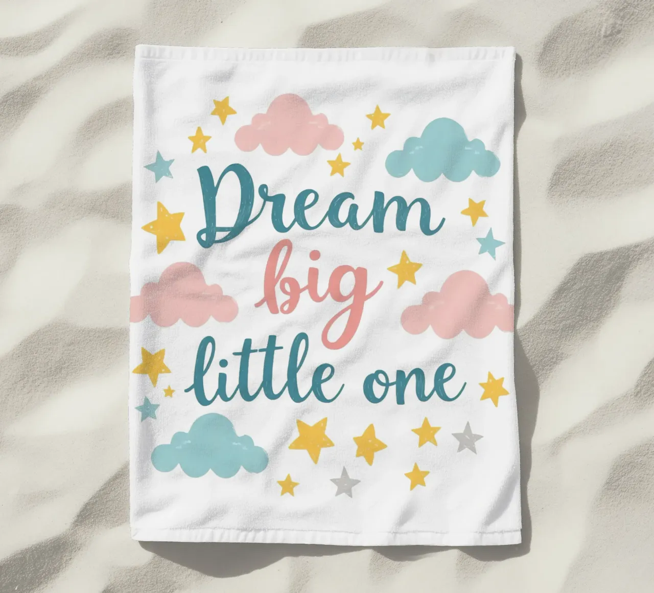 Sogna in grande piccolo testo d'arte circondato da stelle e nuvole telo mare da DesignDoodle