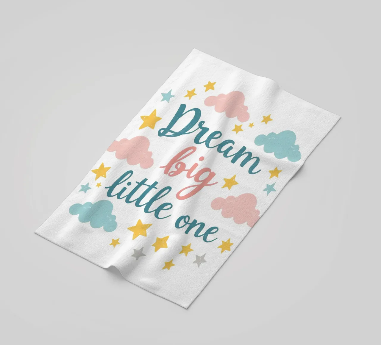 Sogna in grande piccolo testo d'arte circondato da stelle e nuvole telo mare da DesignDoodle