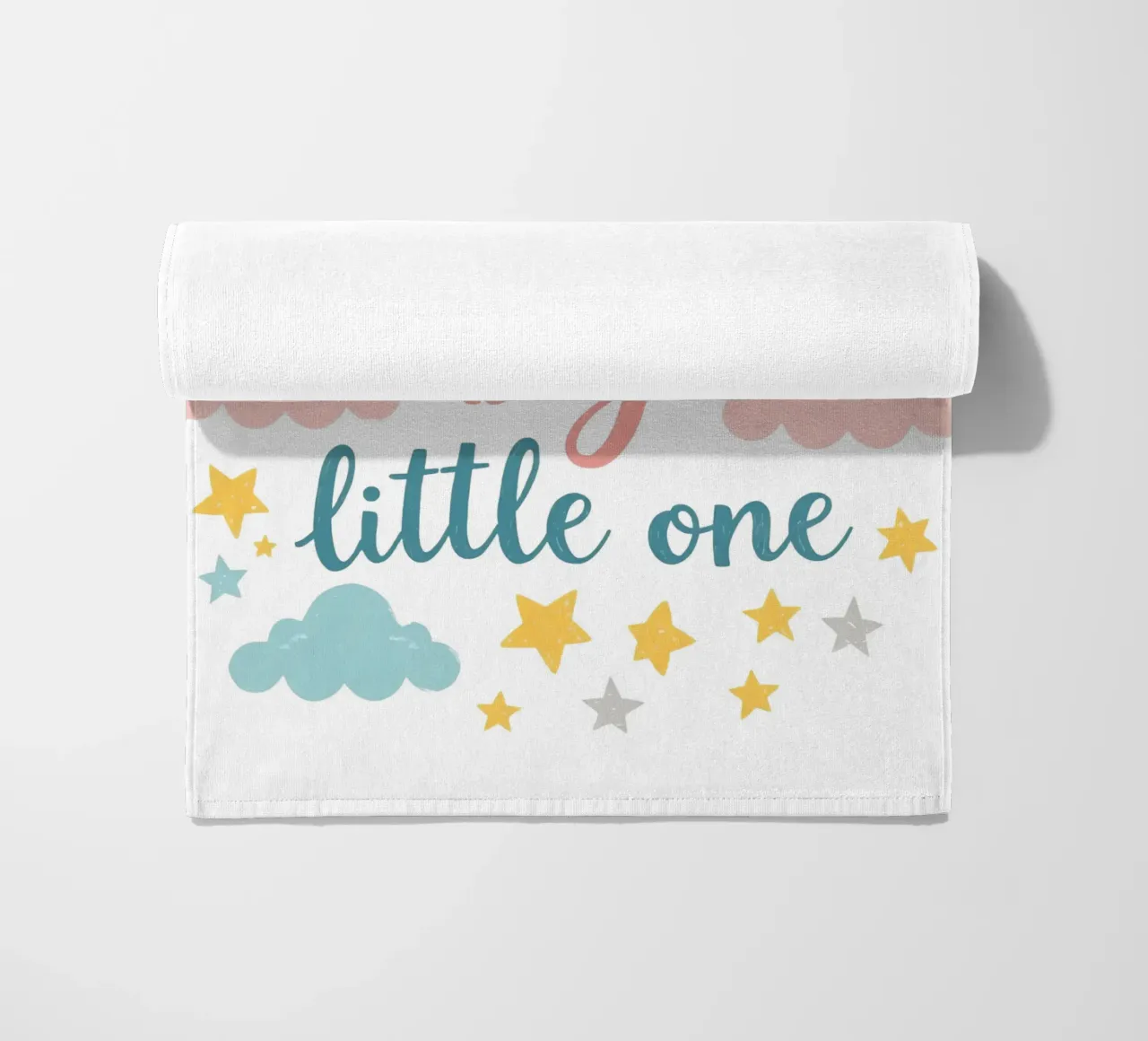 Sogna in grande piccolo testo d'arte circondato da stelle e nuvole telo mare da DesignDoodle