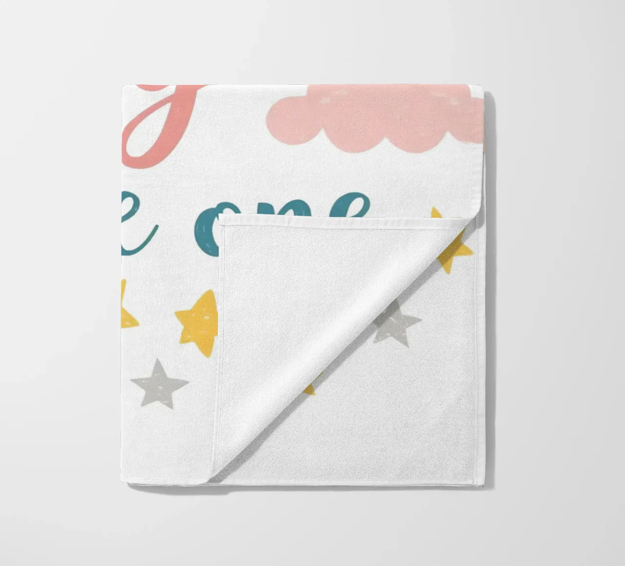 Sogna in grande piccolo testo d'arte circondato da stelle e nuvole telo mare da DesignDoodle