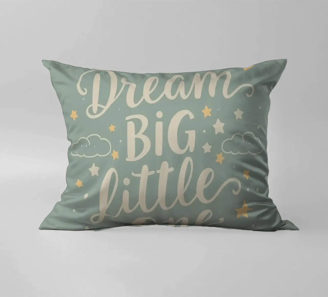 sognare in grande con le nuvole e le stelle dei cartoni animati su un bambino cuscino da DesignDoodle