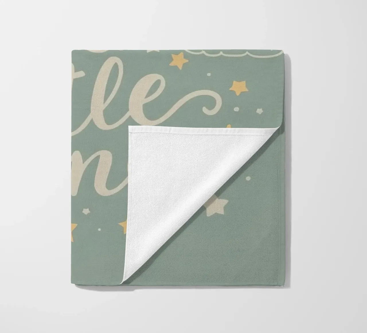 sognare in grande con le nuvole e le stelle dei cartoni animati su un bambino telo mare da DesignDoodle