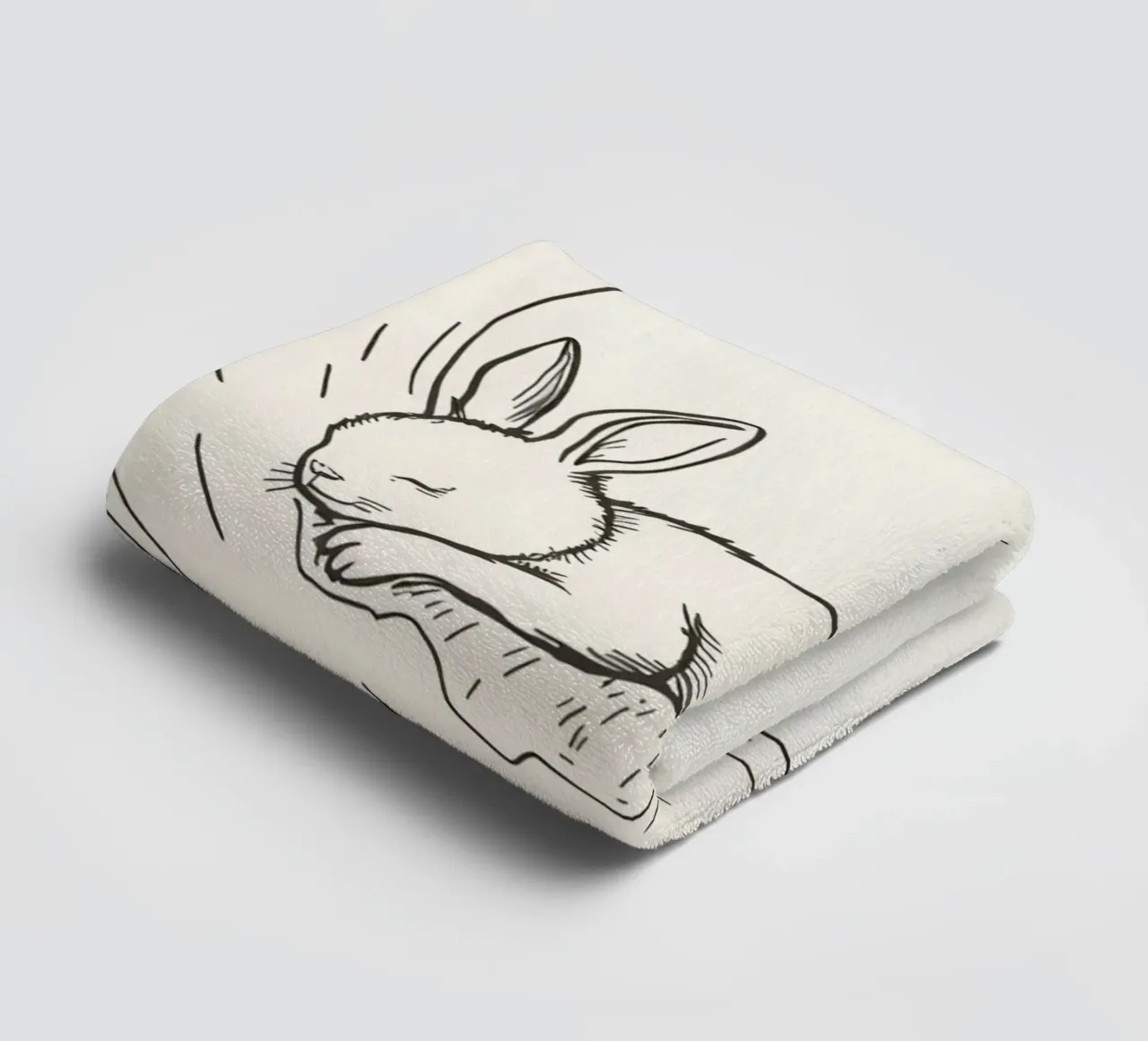 Un lapin endormi repose paisiblement sur un croissant de lune serviette de bain de DesignDoodle