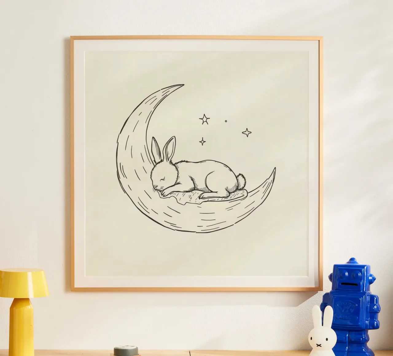 Un lapin endormi repose paisiblement sur un croissant de lune hahnemühle de DesignDoodle