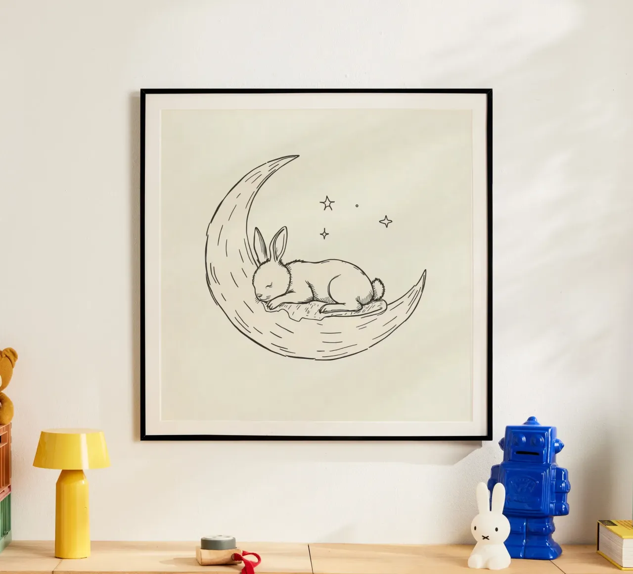 Un lapin endormi repose paisiblement sur un croissant de lune hahnemühle de DesignDoodle