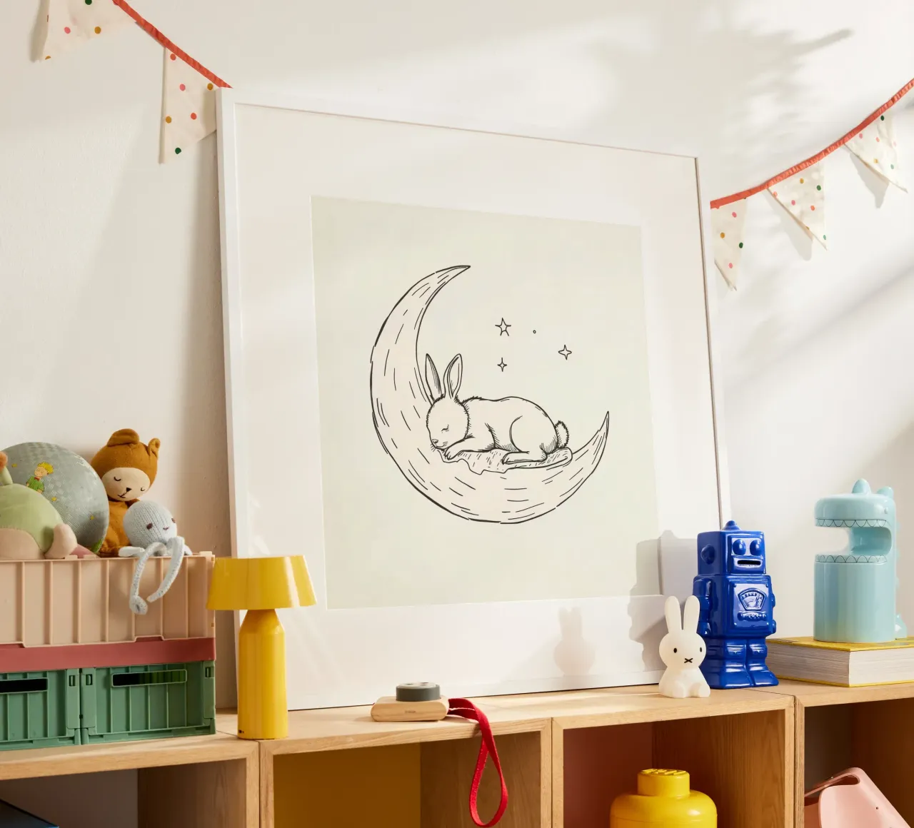 Un lapin endormi repose paisiblement sur un croissant de lune hahnemühle de DesignDoodle
