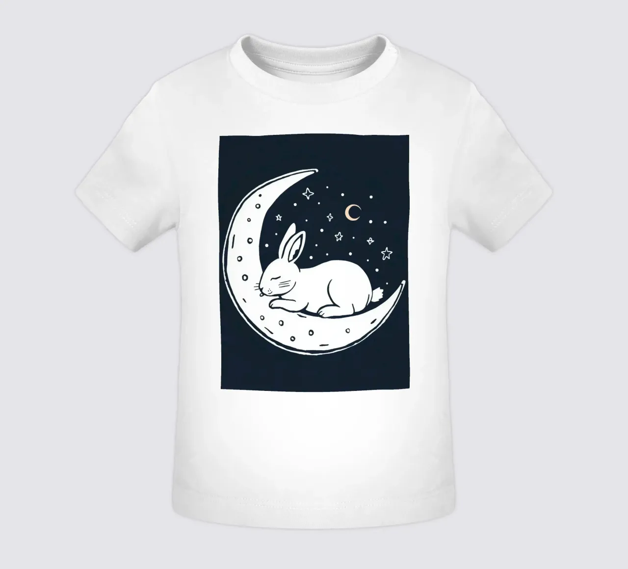 Lapin endormi reposant sur un croissant de lune entouré d'étoiles t-shirt pour bébé de DesignDoodle